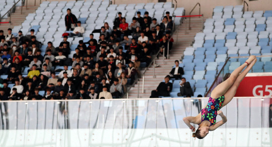 28일 오후 광주 광산구 남부대국제수영장에서 남부대학교 측이 식전 행사로 다이빙 시범을 선보이는 이색 입학식을 개최하고 있다.